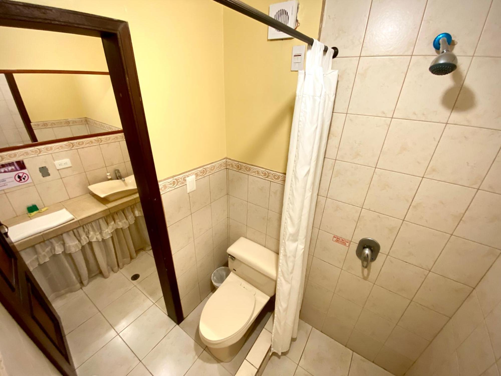 Latacunga Hostel Bagian luar foto